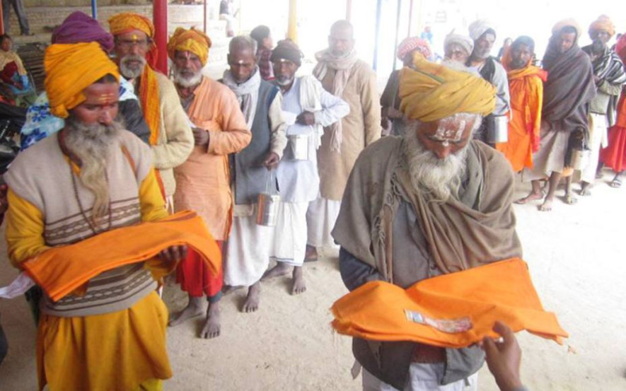 पशुपतिमा आएका साधुसन्तको दक्षिणा दिएर बिदाइ