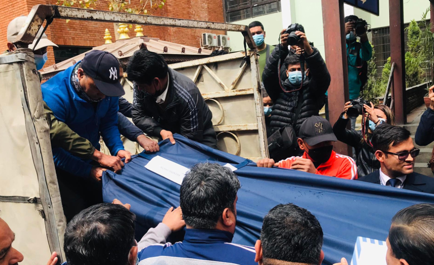  लोकगायक राजेन्द्र लम्सालको पार्थिव शरीर काठमाडौं ल्याइयो , श्रद्धाञ्जलीका लागि पशुपतिमा राखिने