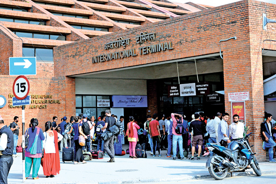 ३३ हजार अमेरिकी डलरसहित ११ जना विमानस्थलबाट पक्राउ