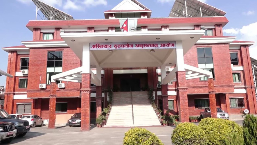 महोत्तरीदेखि काठमाडौं घुस लिन अlएकालाइ रंगेहात समातेको अख्तियारको दावी