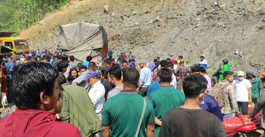 ट्रक अनियन्त्रित भएर घरमा ठोक्कियो पुग्दा ८ जना घाइते