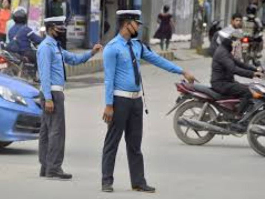 ट्राफिक प्रहरी कुट्ने युवक पक्राउ