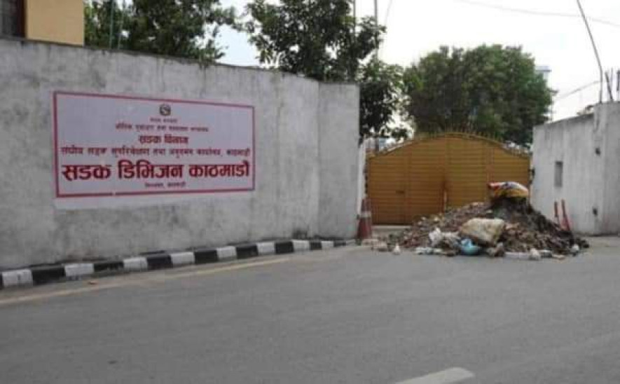 ढोकामै धुलो फालिएकोप्रति सडक डिभिजनले भन्यो– ‘यसरी महानगरपालिकाको गरिमा बढ्दैन’