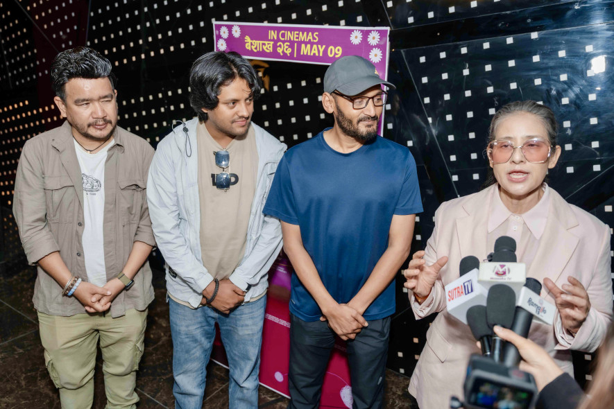 मनीषा कोइरालाले हेरिन् 'ऊनको स्वीटर', अन्य विशिष्ट व्यक्तिहरूद्वारा पनि मुक्तकण्ठले प्रशंसा