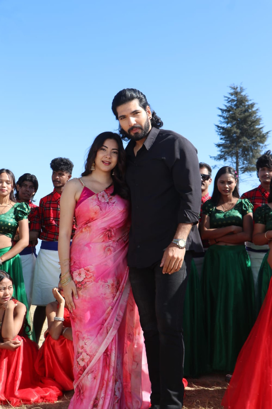 जर्सिङ पौवामा फिल्म ‘परिवर्तन’गीत खिचिदै,छमछमी नाच्दै छन्,सुशील श्रेष्ठ र अञ्जना बराईली